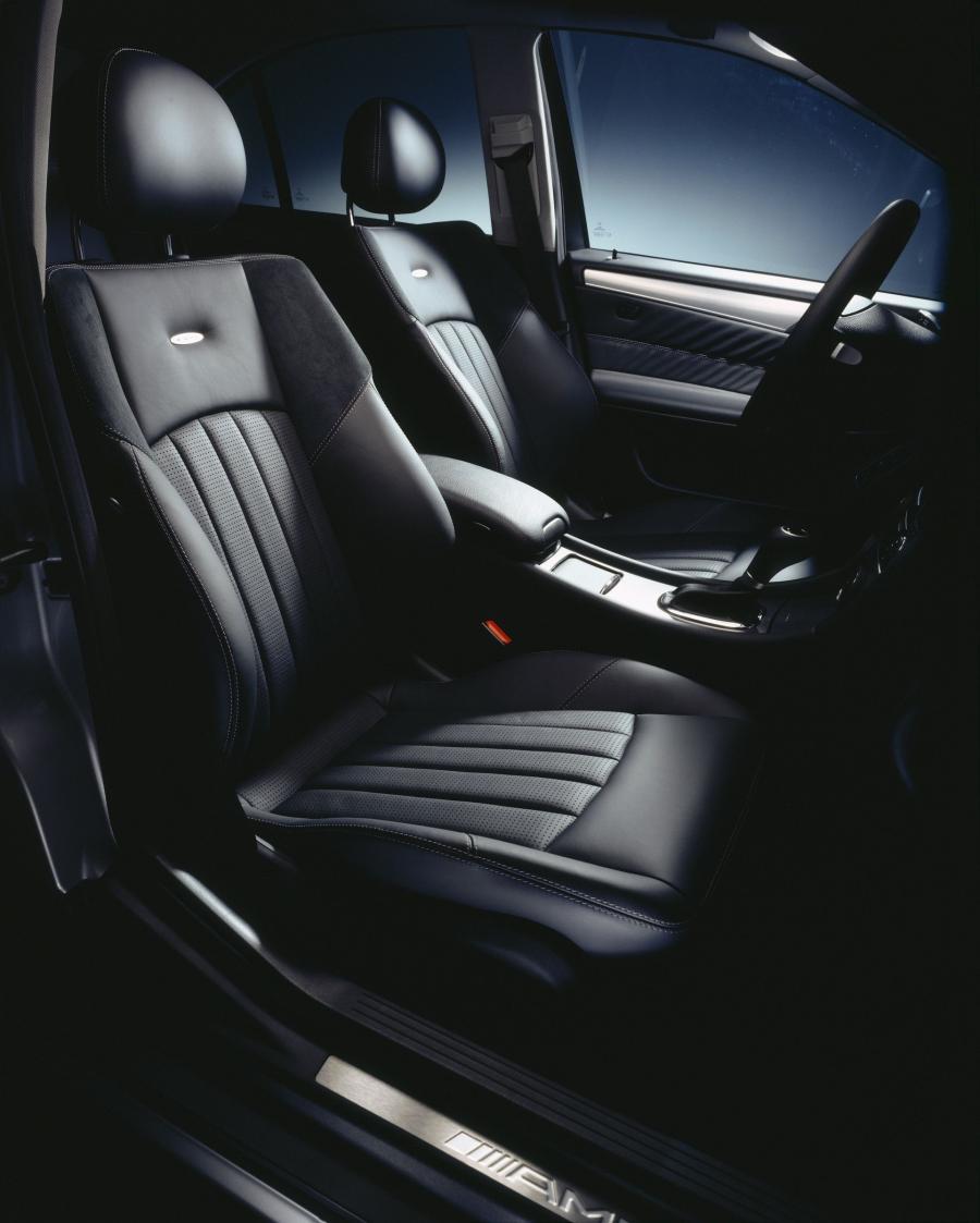Интерьер Mercedes-Benz C55 AMG 2005 года  (фото 18 из 37)